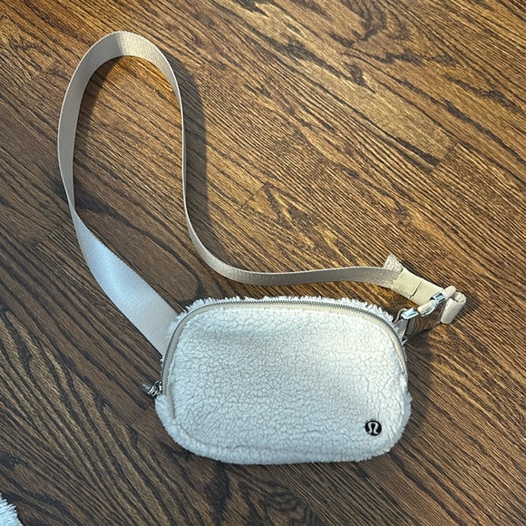 lululemon athletica Handbags - Fleece Beltbag